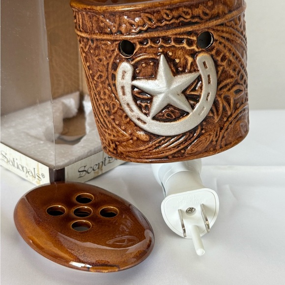 Scentsationals "Leather 'N Iron" Plug-in Wax Warmer w/ Horseshoe and Star - Picture 9 of 16